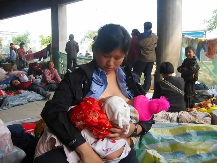 汶川地震中警察妈妈，废墟中哺乳9婴，接连升职被质疑，现状如何