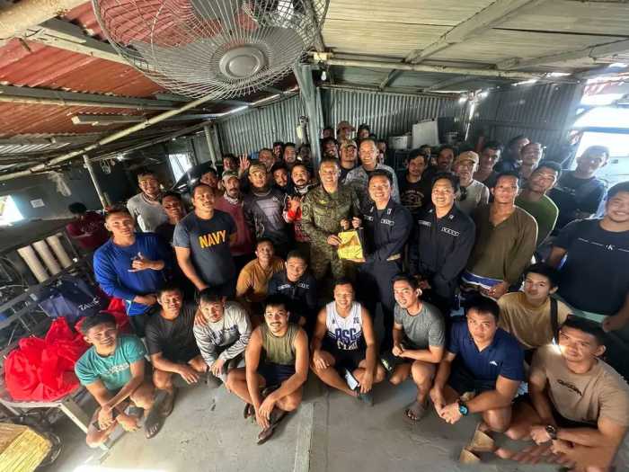 菲律宾总司令伪装成渔民，登上坐滩菲舰：40多名菲军仁爱礁吃烤肉