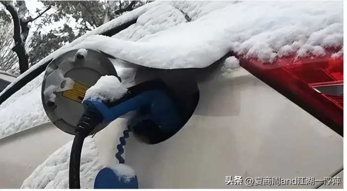 新能源车失声了，被湖北大雪冻雨堵路揭了遮羞布！燃油车被正名！