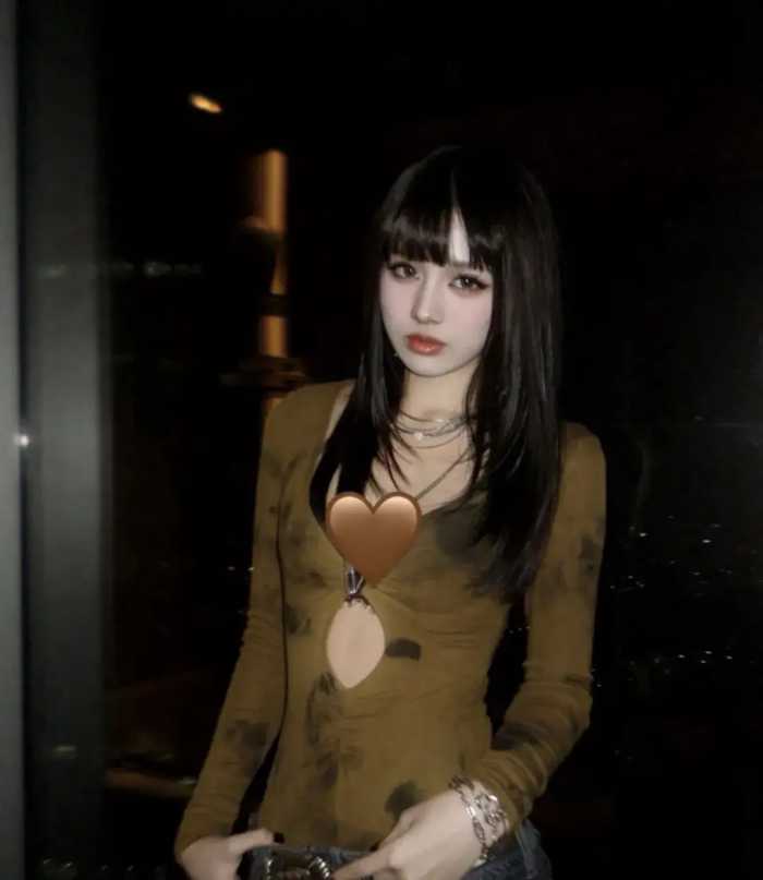 汪峰18岁女儿的照片，全网炸了：离开章子怡她怎么变这样了？