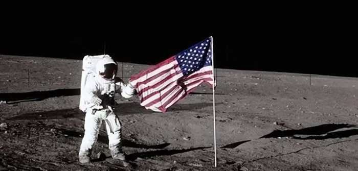 月球插下的五星红旗，让美国登月遭到质疑，为何美国国旗会飘扬？