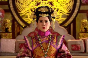 她是和珅的孙女，15岁被65岁道光宠幸，成为历经五朝的贵妃