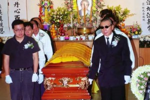 老照片：1997年，林正英葬礼现场，女友苑琼丹泣不成声，哭成泪人