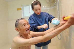 人老了洗澡洗的勤会影响寿命？医生直言：一周洗这几次好处多多
